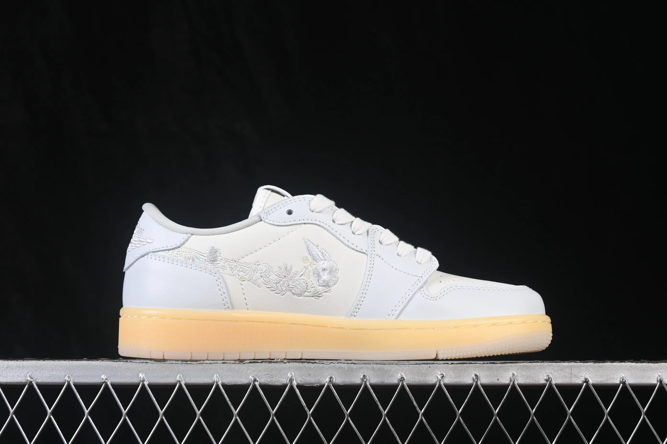 All categories Air Jordan Jordan series basketball shoes Air Jordan 1 Low Air Jordan 1 Low "Floral Swoosh" AJ1 Joe 1 flower embroidery low-top cultural casual sneakers IF4391-100